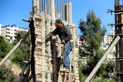 المركز الفلسطيني يطالب بإغاثة العمّال المتضررين من جائحة كورونا