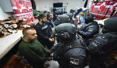 قوات القمع الصهيونية تُصيب 26 أسيرًا داخل سجن "عوفر"